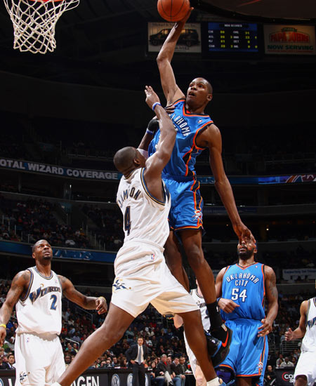 湖人浓眉哥统治篮下球队获胜（浓眉统治篮下，湖人取胜）