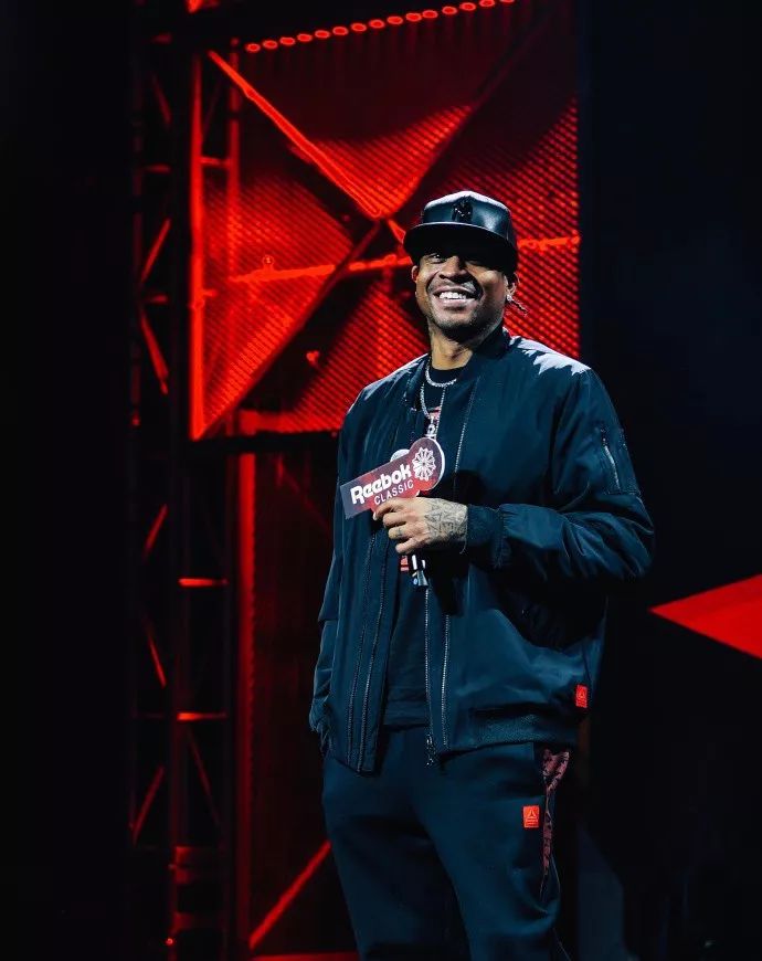 给爷整笑了，曼奇尼假意亲吻布鲁马多，将布鲁马多逗笑（曼奇尼作势亲吻布鲁马多，逗得对方大笑）