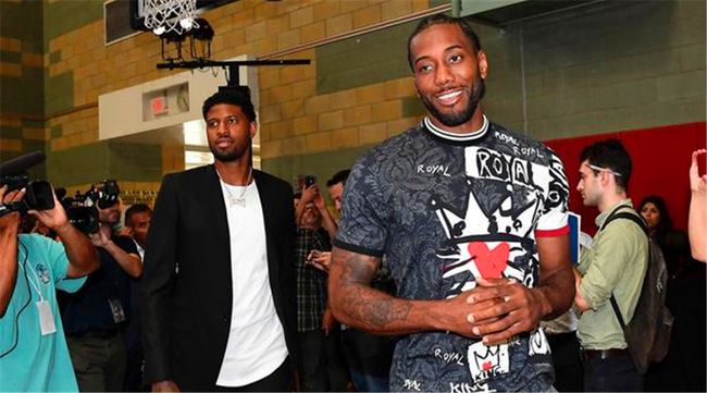 詹皇首秀：姆博莫曼联生涯首场比赛表现总结（姆博莫曼联首秀：首场比赛表现盘点）