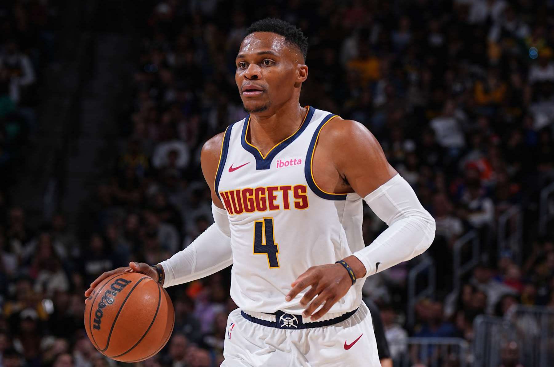 已经低头！高层调解之后阿隆索主动“示好”明星，愿意更改新战术（高层调停后阿隆索向明星递橄榄枝，愿调整新战术）