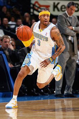 暖心，赫伊森和居莱尔赛前列队时把外套脱给球童以抵御寒冷（暖心一幕：赫伊森与居莱尔赛前将外套递给球童御寒）