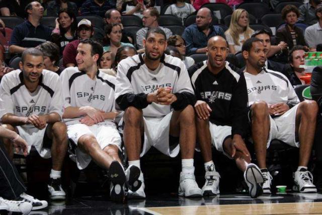 山东泰山今天下午在基地举行球迷开放日，一百多名球迷到场（山东泰山基地今日下午向球迷开放，百余名球迷到场）